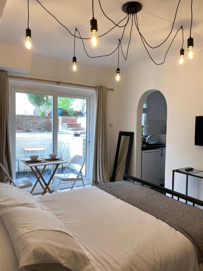 Stylish Central Basement Studio, With Outdoor Space برايتون المظهر الخارجي الصورة