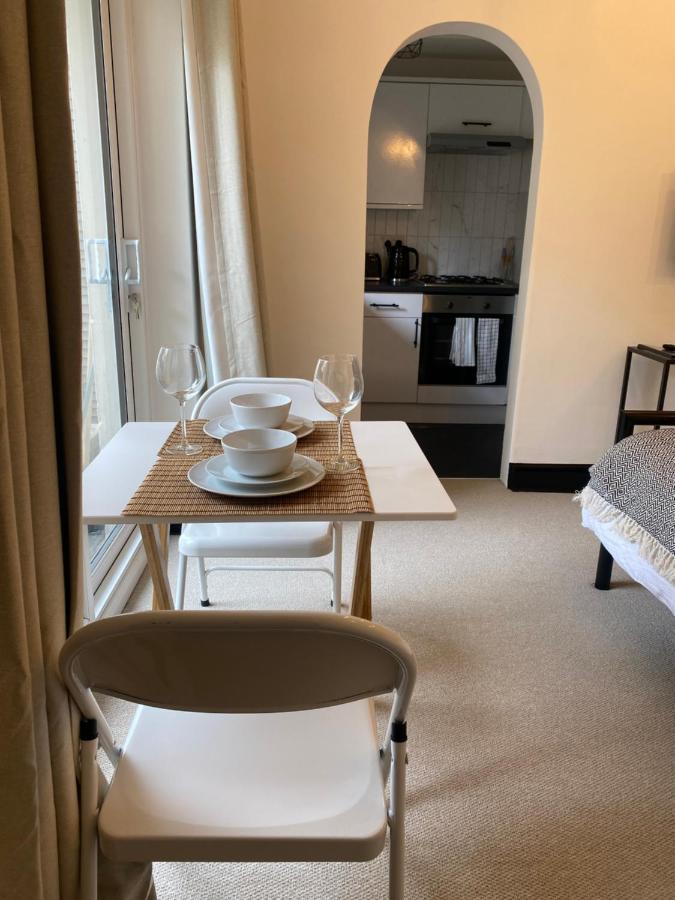 Stylish Central Basement Studio, With Outdoor Space برايتون المظهر الخارجي الصورة